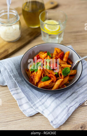 Penne à la tomate et basilic dans un bol Banque D'Images