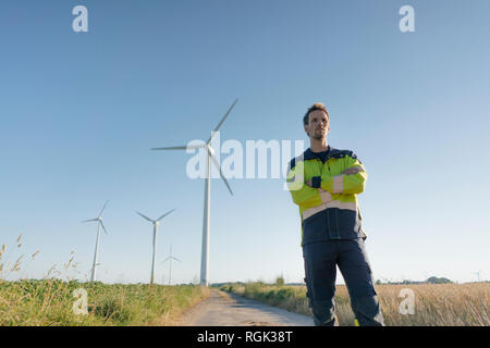 Debout sur l'ingénieur Trajectoire du champ à une ferme éolienne Banque D'Images