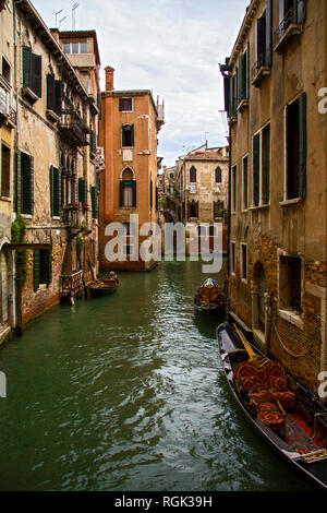 La vue de la rue canal in Venice, Italie. Façades colorées de la vieille Venise maisons et gondoles sur l'eau verte. Banque D'Images