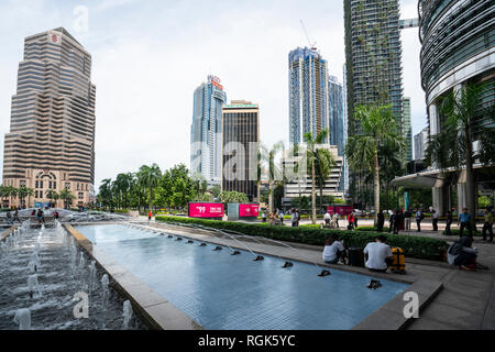 Une vue sur les fontaines au milieu des gratte-ciels à Kuala Lumpur, Malaisie Banque D'Images