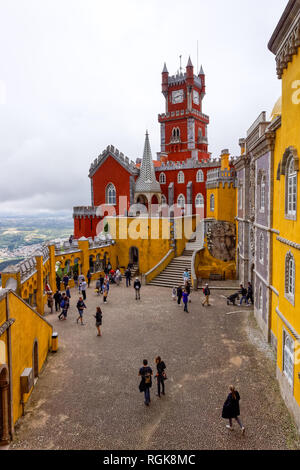 Les touristes à l'Arches Cour au Palais National de Pena à Sintra, Portugal Banque D'Images