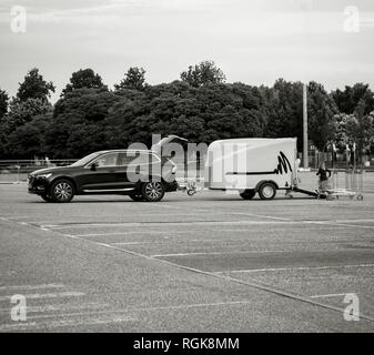 STOCKHOLM, SUÈDE - Jun 7, 2018 : mère seule avec sa fille le chargement dans la remorque de voiture SUV Volvo bon acheté chez IKEA le magasin de meubles à wid Banque D'Images