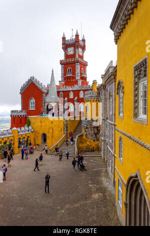 Les touristes à l'Arches Cour au Palais National de Pena à Sintra, Portugal Banque D'Images