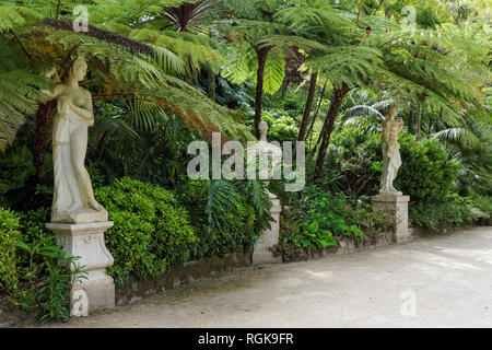 Sculptures classiques dans le parc de la Quinta da Regaleira palace à Sintra, Portugal Banque D'Images