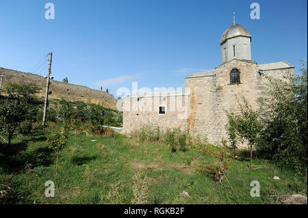 Château génois Caffa du XIV siècle et l'église de l'Iveron icône de la Mère de Dieu (ex-Saint Jean Baptiste église arménienne) construite en XI Banque D'Images