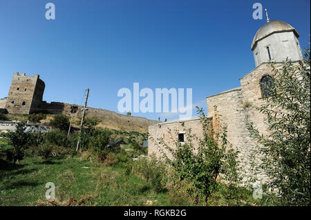 Château génois Caffa du XIV siècle et l'église de l'Iveron icône de la Mère de Dieu (ex-Saint Jean Baptiste église arménienne) construite en XI Banque D'Images