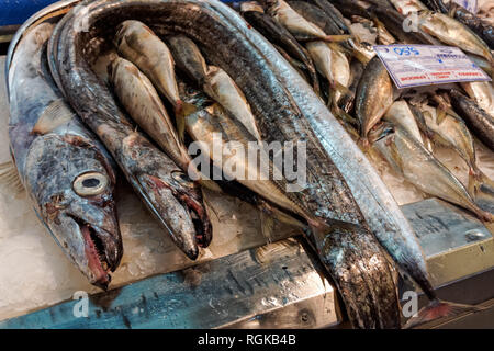 L'étal d'un poissonnier au Mercado da Ribeira (marché Ribeira) à Lisbonne, Portugal Banque D'Images