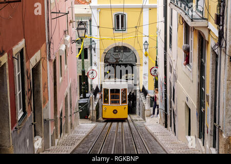 Funiculaire de BICA, Ascensor da Bica, tramway funiculaire à Lisbonne, Portugal Banque D'Images