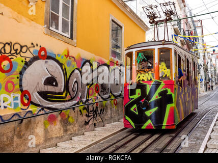 Tramway Funiculaire de Bica couverts de graffitis à Lisbonne, Portugal Banque D'Images