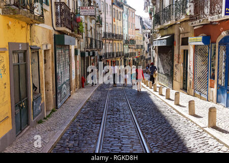 Street dans le quartier d'Alfama à Lisbonne, Portugal Banque D'Images