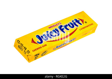 Un paquet de 5 bâtons - 5 160 Kellnertasche - Wrigleys de chewing-gum Juicy Fruit avec symboles d'élimination et de recyclage isolé sur fond blanc Banque D'Images