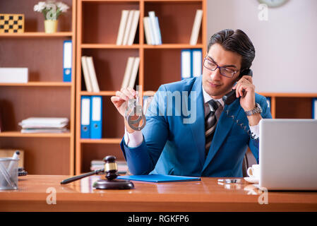 Avocat travaillant au bureau Banque D'Images