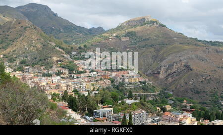 Taormine, province de Messine, en Sicile. Vue d'une partie de la ville, construite sur la colline. Taormina a été fondée au 4ème siècle avant JC. Banque D'Images