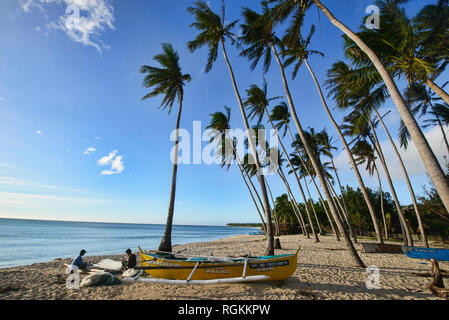 Les pêcheurs réparant leurs filets, Saud Beach, Pagudpud, Ilocos Norte, Philippines Banque D'Images