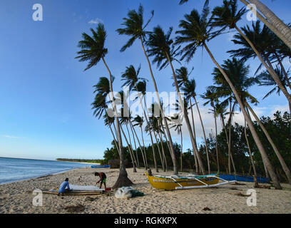 Les pêcheurs réparant leurs filets, Saud Beach, Pagudpud, Ilocos Norte, Philippines Banque D'Images