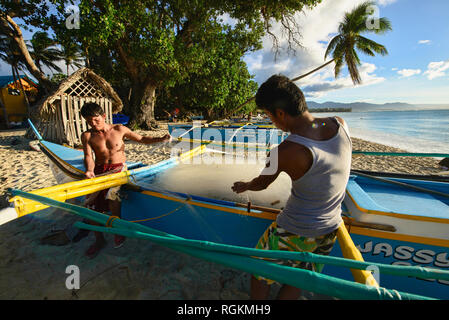 Les pêcheurs réparant leurs filets, Saud Beach, Pagudpud, Ilocos Norte, Philippines Banque D'Images