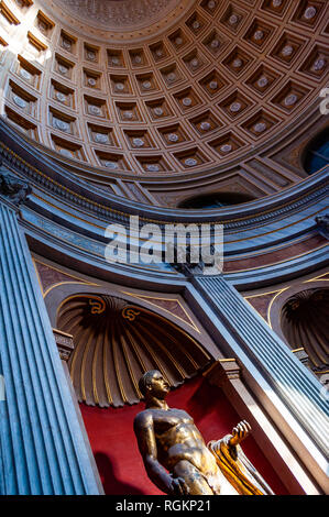 Vatican, Rome, Italie - 16 novembre 2018 : doré, statue en bronze d'Hercule debout dans la salle ronde sous plafond à caissons dôme. La statue d'Hercule Banque D'Images