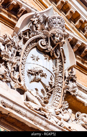 Vatican, Rome, Italie - 16 novembre 2018 : emblème de marbre accroché sur une des façades de bâtiments complexes, les musées du Vatican en Sapin gard Banque D'Images