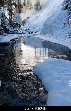 Johnston Canyon dans le parc national de Banff est une attraction d'hiver populaire pour ceux qui souhaitent faire l'expérience de randonnée dans un cadre magnifique et naturel Banque D'Images
