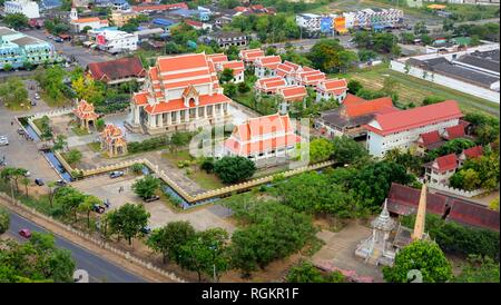 Vue aérienne de temple bouddhiste thaï Wat Thammikaram Worawihan dans Prachuap city dans la province de Prachuap Khiri Khan en Thaïlande Banque D'Images