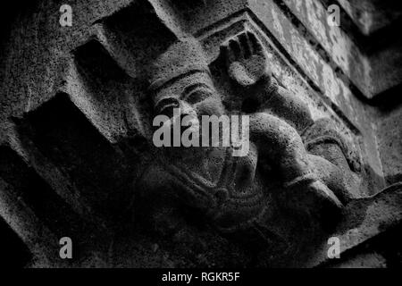 L'idole de Yaksha Dwarpala sculpté sur le mur extérieur du Temple Trishunda Ganapati, Pune, Maharashtra, Inde Banque D'Images