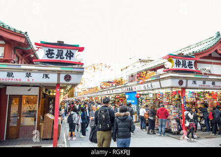 Les gens sont de shopping dans la Rue Commerçante Nakamise Tokyo, destination touristique la plus visitée au Temple Sensoji, Asakusa, Japon Banque D'Images