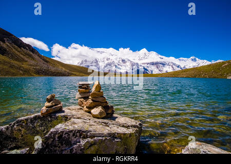 Vue panoramique sur le Lac de glace, les sommets enneigés de l'Annapurna en nuages dans la distance Banque D'Images
