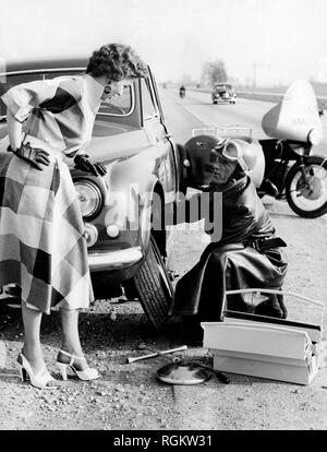 Femme avec une voiture en panne, 1959 Banque D'Images