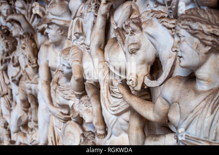 Vatican, Rome, Italie - 16 novembre 2018 : Sarcophage aux amazones et Achille avec Penthesilea octogonale à cour du Palais du Belvédère, Vatic Banque D'Images