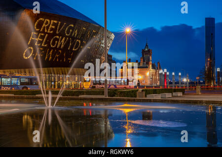 Le Wales Millennium Centre, Pierhead Building, Water Tower et la Fountain, Cardiff Bay, pays de Galles Banque D'Images