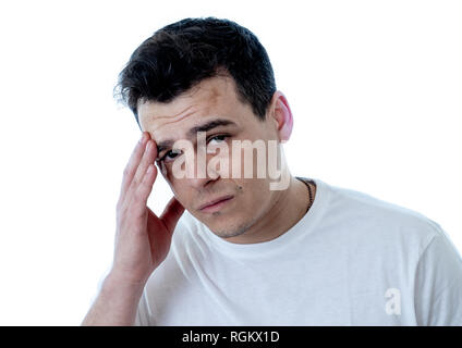 Close up portrait of attractive triste déprimé homme souffrant de dépression sentiment de tristesse et la douleur émotionnelle, des émotions humaines face expressions une Banque D'Images