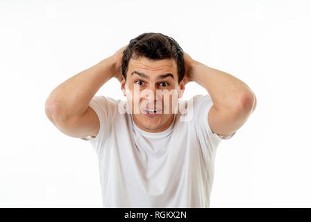 Portrait de gagner grand homme célèbre d'être un gagnant et la victoire. Image dynamique de l'homme de race blanche sur fond blanc modèle studio. La victoire, Banque D'Images