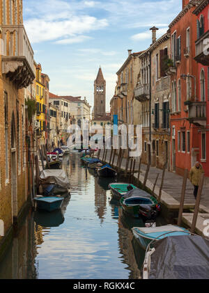 Venise, Italie - le 12 janvier 2019 : canal vénitien typique dans le sestiere de Cannaregio, avec le clocher de l'église San Barnaba dans l'arrière-plan Banque D'Images