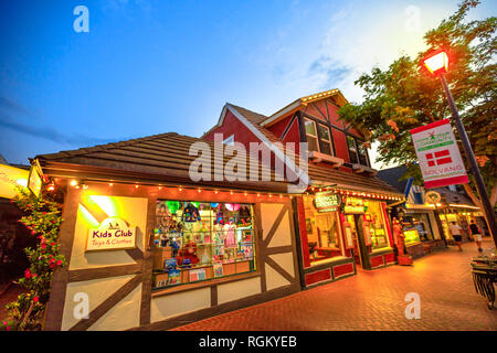 Solvang, Californie, États-Unis - 10 août 2018 : le centre-ville village danois éclairés en soirée. L'architecture typique de Solvang, célèbre site touristique Banque D'Images