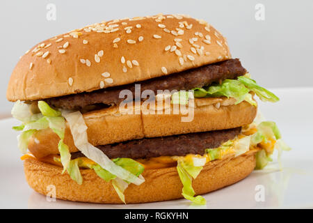 Close up photo d'un bon cheeseburger avec boeuf, cheddar, laitue dans un petit pain au sésame Banque D'Images