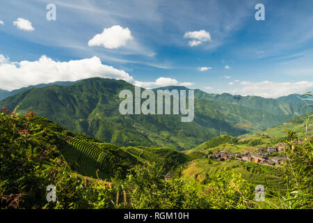 Paysage de rizières en terrasses et des villages en Chine Banque D'Images