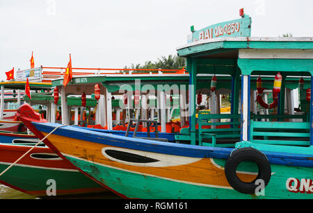 Hoi An, Vietnam-December 20e 2017. Vieux bateaux en bois attendre pour les touristes sur les bords de l'UNESCO historique ville de Hoi An Vietnamien Banque D'Images