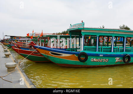 Hoi An, Vietnam-December 20e 2017. Vieux bateaux en bois attendre pour les touristes sur les bords de l'UNESCO historique ville de Hoi An Vietnamien Banque D'Images