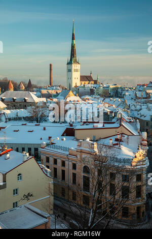 Le clocher de l'église St Olaf sur la vieille ville de Tallinn sur un matin d'hiver. Banque D'Images