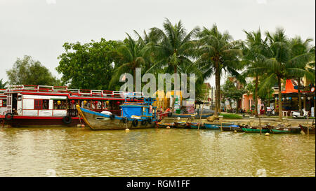 Hoi An, Vietnam-December 20e 2017. Vieux bateaux en bois attendre pour les touristes sur les bords de l'UNESCO historique ville de Hoi An Vietnamien Banque D'Images