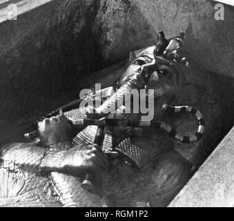 Howard Carter a été le découvreur de la tombe de Toutankhamon dans la Vallée des Rois, Louxor, Egypte. Novembre 1922. Cette image a été prise juste après le sarcophage a été ouvert. À partir de l'image numérisée dans les archives de presse - Service Portrait Portrait Presse (anciennement Bureau). Banque D'Images