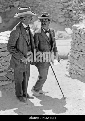 Howard Carter qui a découvert la tombe de Toutankhamon dans la Vallée des Rois, Louxor, Egypte. Novembre 1922. Lord Carnarvon (à gauche) discutant avec Howard Carter dans la Vallée des Rois, Louxor, Egypte. À partir de l'image numérisée dans les archives de presse - Service Portrait Portrait Presse (anciennement Bureau). Banque D'Images