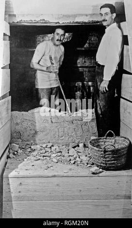 Howard Carter qui a découvert la tombe de Toutankhamon dans la Vallée des Rois, Louxor, Egypte. Novembre 1922. À l'ouverture de la tombe de Toutankhamon Roi lors de l'entrée dans la chambre scellée avec Howard Carter (à gauche) à l'intérieur et à l'A.C. Mace (droite) à l'extérieur de la paroi cassée. À partir de l'image numérisée dans les archives de presse - Service Portrait Portrait Presse (anciennement Bureau). Banque D'Images