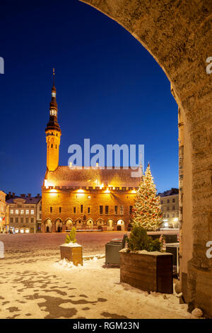 Soirée d'hiver à la place de l'hôtel de ville de Tallinn, Estonie. Banque D'Images