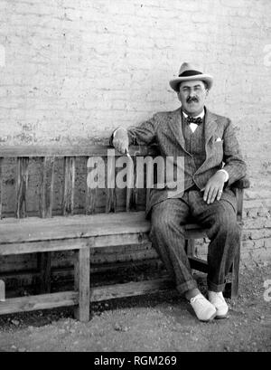 Howard Carter qui a découvert la tombe de Toutankhamon dans la Vallée des Rois Louxor comme éléments de la tombe ont été supprimés. À partir de l'image numérisée dans les archives de presse - Service Portrait Portrait Presse (anciennement Bureau). Banque D'Images