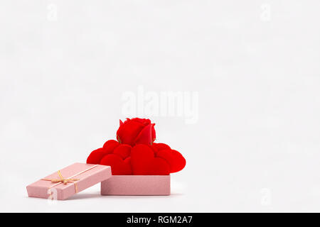 Vue avant de Rose et coeurs rouges en boîte cadeau rose. Isolé sur fond blanc. Valentines Day Thème. Symbole de l'amour et l'amitié. Banque D'Images
