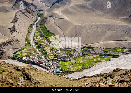 Vue aérienne sur la ville et environs agricoles dans la vallée de Kali Gandaki Banque D'Images