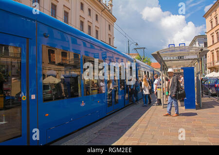 Cracovie, Pologne - 13 juillet 2018. Les passagers à bord d'un des trams de Cracovie Banque D'Images