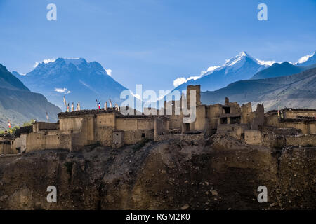 Les toits de la ville, le col Thorong La et les sommets des montagnes Thorong Peak et Yakwakang dans la distance Banque D'Images