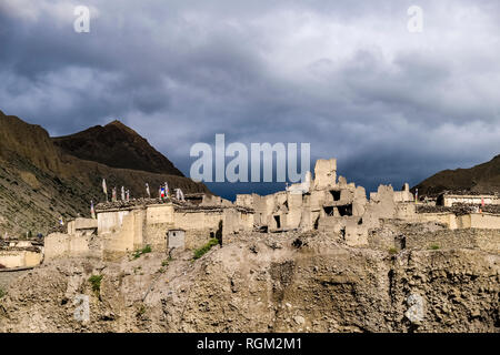 Les toits de la ville dans la vallée de Kali Gandaki, sombres nuages de la mousson approchant Banque D'Images